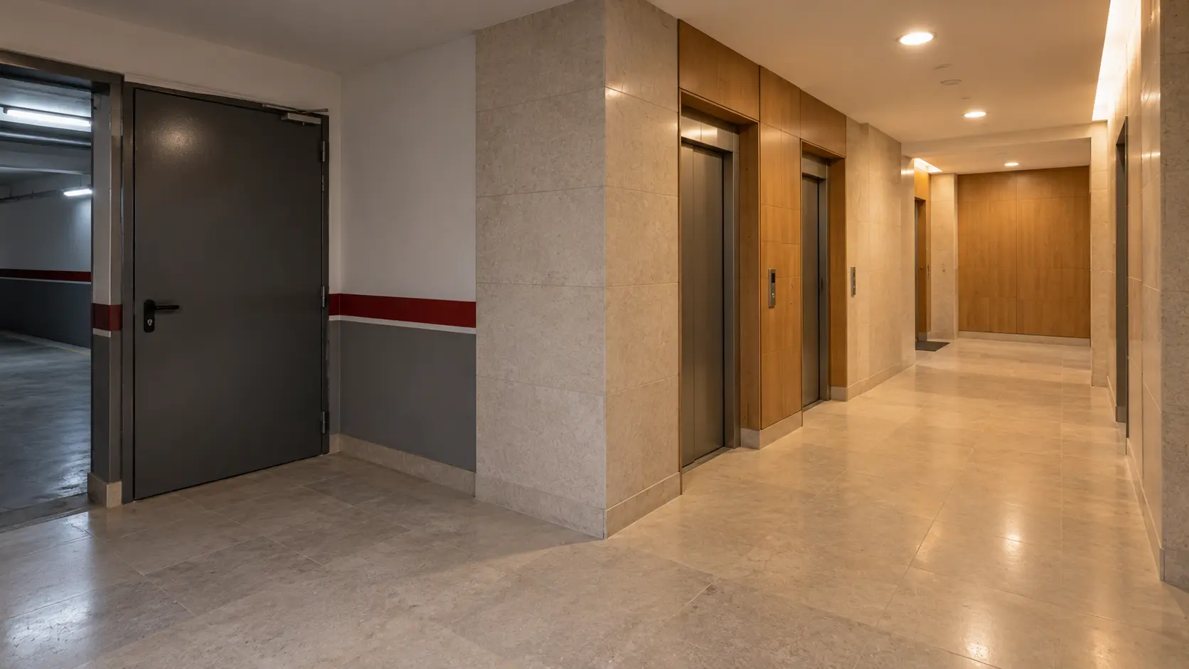 Distribuidor interior que comunica el garaje con otras zonas del edificio